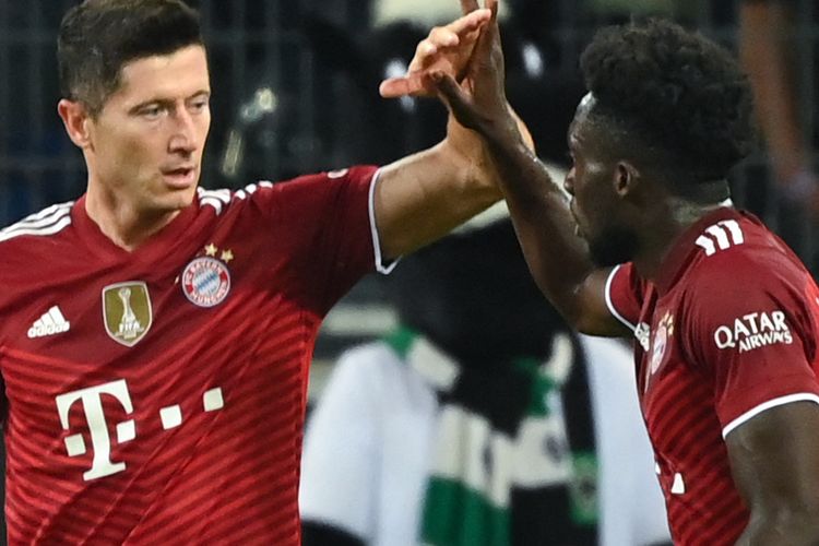 Penyerang Bayern Muenchen asal Polandia, Robert Lewandowski, melakukan selebrasi usai mencetak gol ke gawang Borussia Moenchengladbach pada pekan pertama Bundesliga di Borussia Park, 13 Agustus 2021.