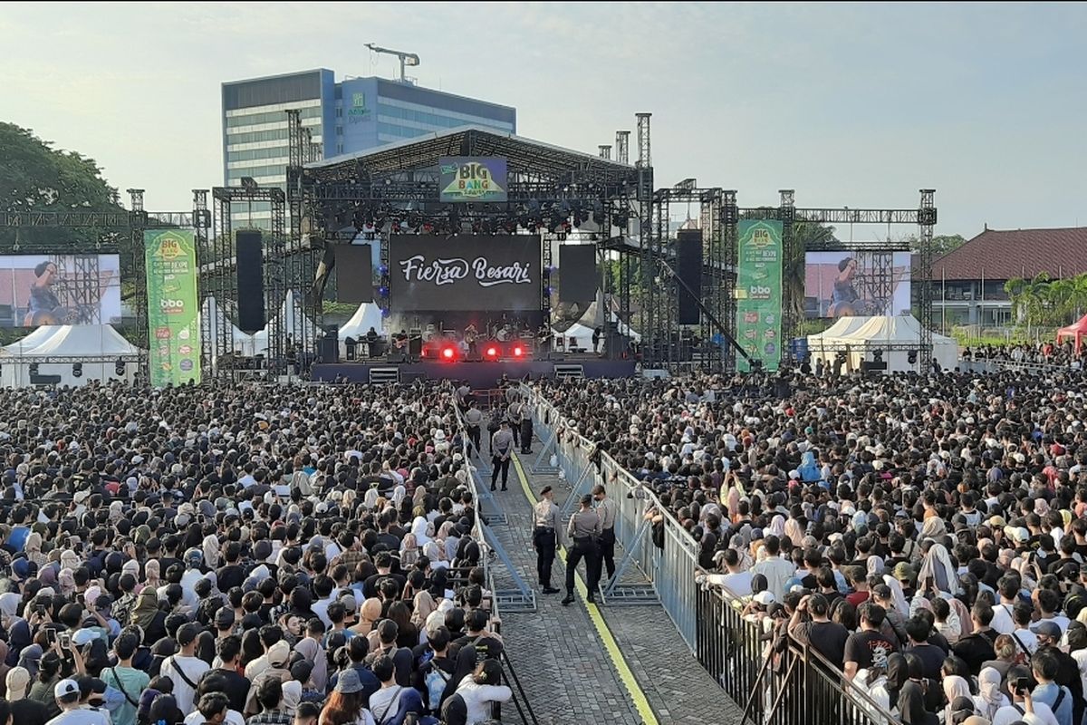 Fiersa Besari hadir sebagai penampil di panggung penutupan Big Bang Ramadhan Jakarta 2022 pada Minggu (8/5/2022).