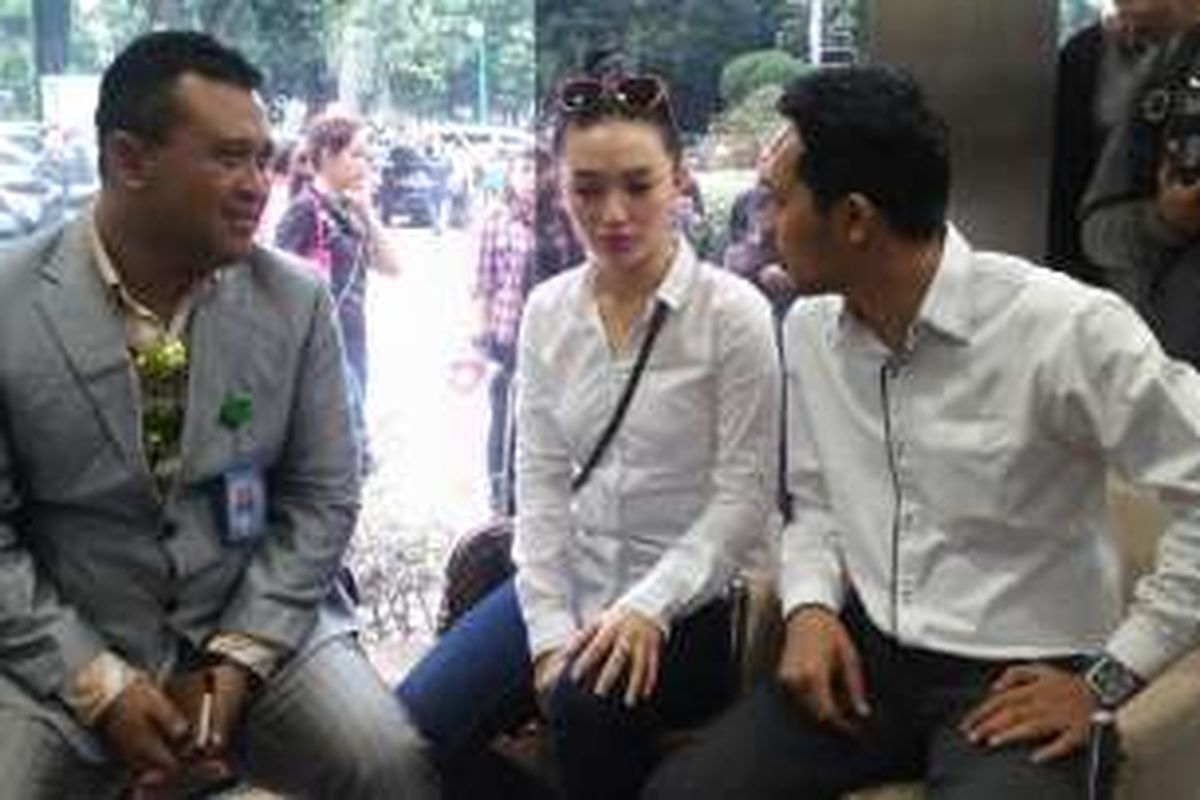 Zaskia Gotik hadir di Mapolda Metro Jaya, Kamis (24/3/2016), ditemani oleh kekasihnya, Arief Fitriansah (kanan), dan kuasa hukumnya, Eddy Ribut Harwanto (kiri).  
