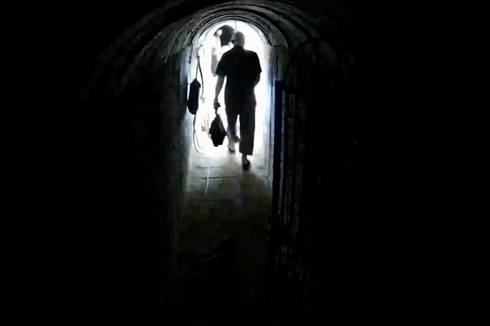 Militer Israel Rilis Video Tunjukkan Pemimpin Hamas Yahya Sinwar di Terowongan 