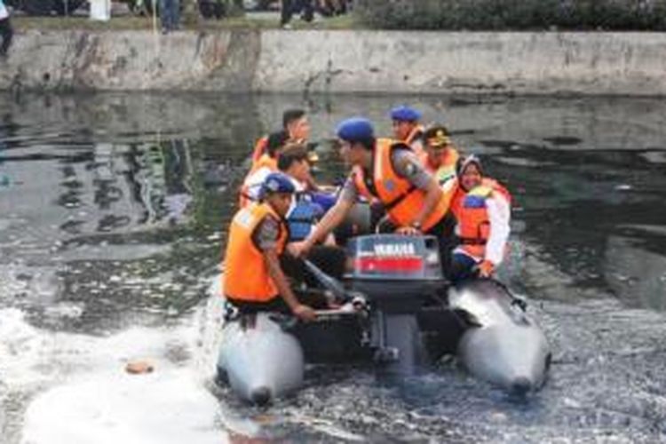 Pejabat kepolisian dan wali kota Surabaya, bersih-bersih sungai di akses Suramadu, Selasa (24/6/2014). 
