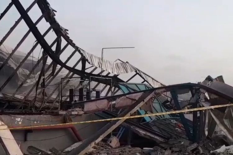 GARIS POLISI-Polres Ngawi memasang garis polisi pada lokasi gudang sepatu i milik  PT Dwi Prima Sentosa di Desa Karangtengah Prandon, Kecamatan Ngawi yang terbakar  pada Minggu (6/7/2025).