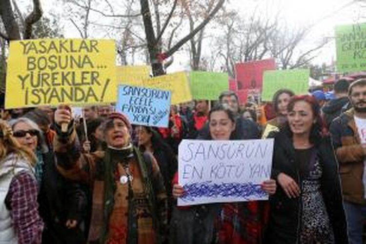 Warga Turki berunjuk rasa menentang keputusan pemerintahan PM Recep Tayyip Erdogan yang mengawasi ketat internet.