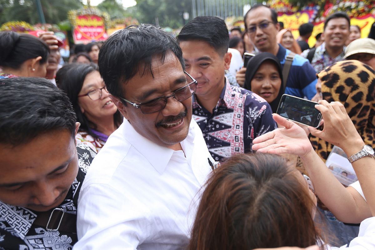 Wakil Gubernur DKI Jakarta Djarot Saiful Hidayat menyapa warga yang berdatangan di kompleks Balai Kota DKI Jakarta, Rabu (26/4/2017). Para warga memberikan karangan bunga yang berisi simpati dan ungkapan terima kasih kepada Basuki Tjahaja Purnama (Ahok) dan Djarot terutama pascapilkada DKI 2017.