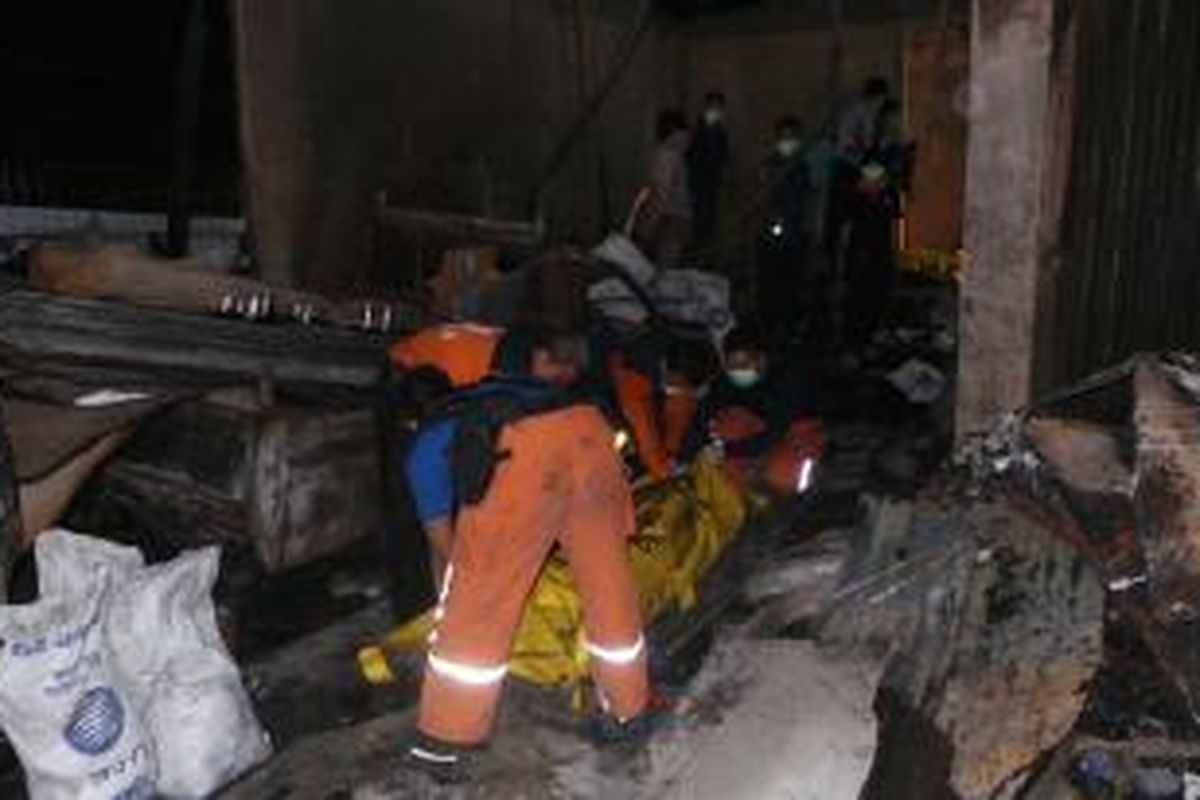 Petugas mengevakuasi satu jenazah korban tewas dalam kebakaran di toko material Jalan Kemang Utara 9, Duren Tiga, Jakarta Selatan, Senin (23/9/2013).
