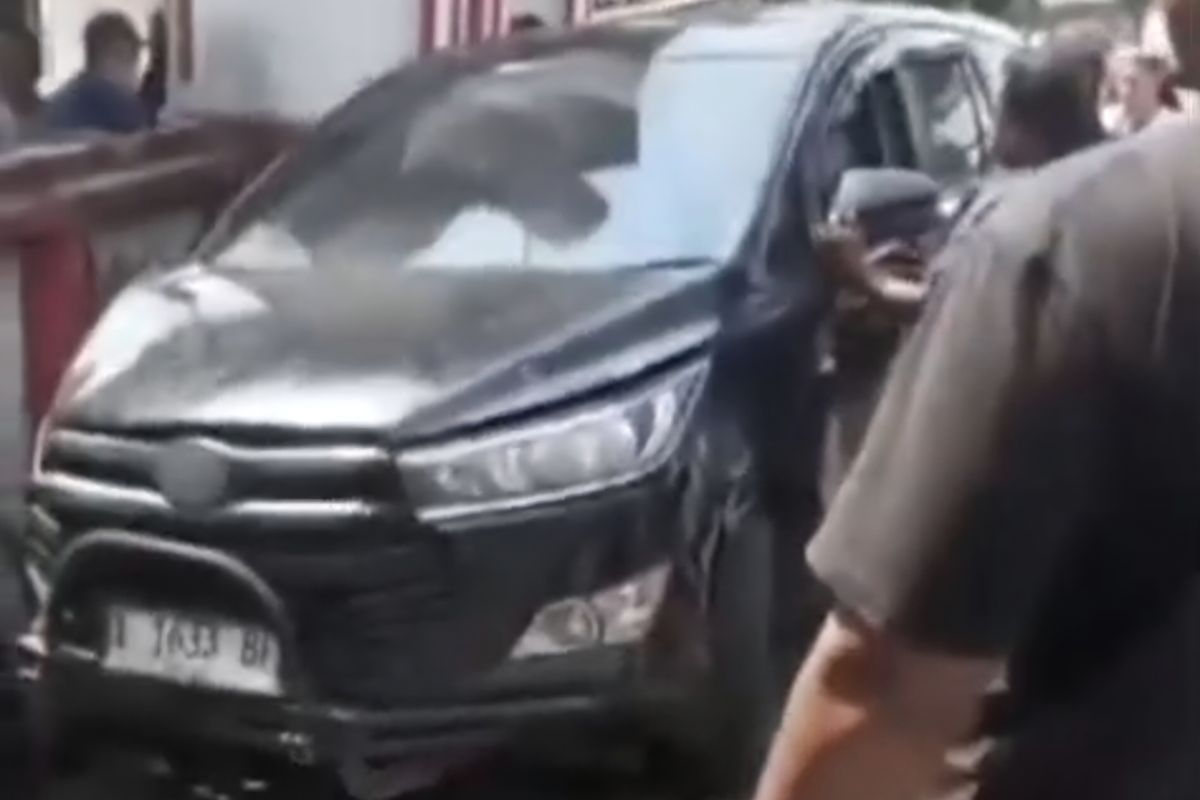 Mobil yang dikendarai Kepala Dinas di Pandeglang menabrak kerumunan siswa SD Sukaratu 5, Kamis (30/4/2026).
