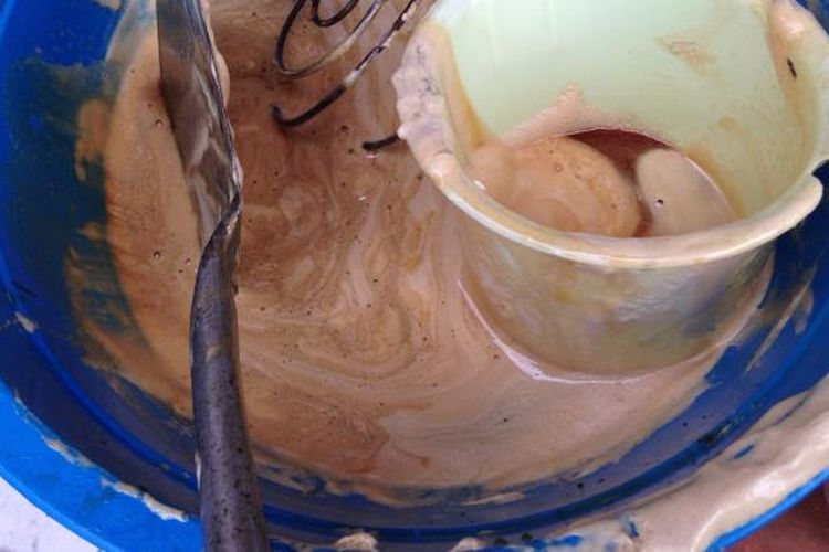 Salah satu peralatan yang digunakan untuk meracik madu palsu yang diamankan Polres Kabupaten Tangerang, Kamis (2/7/2015). 