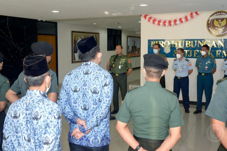 Kepala Biro (Karo) Humas Setjen Kemenhan Brigjen TNI Taufiq Shobri saat memimpin pemeriksaan kesehatan para staf Biro Humas Setjen Kemenhan, di Kantor Kemenhan, Jakarta, Senin (19/9/2022).