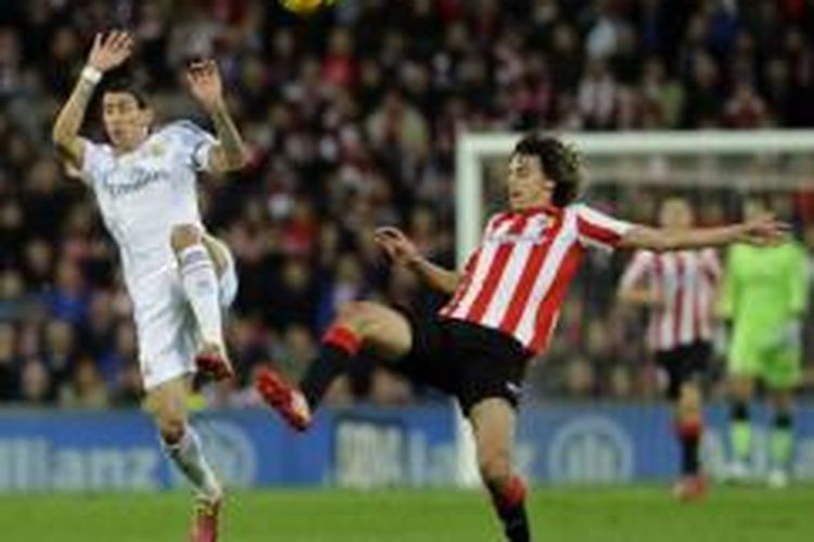 Gelandang Real Madrid, Angel di Maria (kiri), berebut bola dengan gelandang Athletic Bilbao, Ander Iturraspe (kanan), dalam laga Liga BBVA di Stadion San Mames, Bilbao, Minggu (2/2/2014).