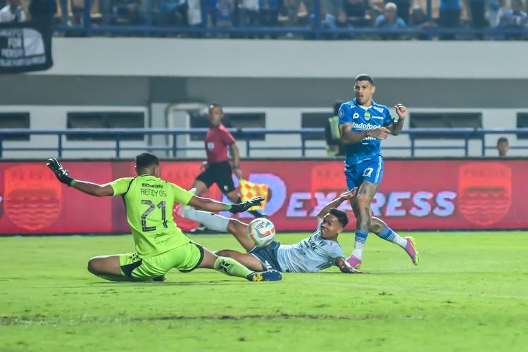 Mario Jardel (putih), dan penjaga gawan Rendy Oscario berusaha mematahkan ancaman serangan yang dilakukan penyerang Persib Ciro Alves dalam pertandingan pekan ke-14 Liga 1 2023-2024 antara Persib vs Persita, di Stadion Gelora Bandung Lautan Api (GBLA), Minggu (1/10/2023). 