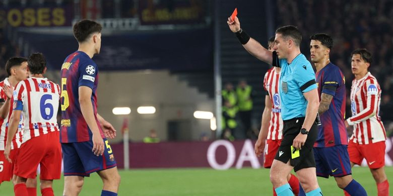 Bek Barcelona, Pau Cubarsi (kiri), menerima kartu merah dari wasit Rumania, Istvan Kovacs, pada laga leg pertama perempat final Liga Champions antara FC Barcelona dan Club Atletico de Madrid di Stadion Camp Nou, Barcelona, pada 8 April 2026.