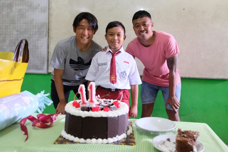 Pemain Arema FC Renshi Yamaguchi dan Kushedya Hari Yudo foto bersama M Alfiansyah saat merayakan ulang tahunnya ke -11 di Sekolah Kota Malang, Senin (28/11/2022) siang. Ia adalah anak dari suami istri yang menjadi korban meninggal dunia Tragedi Kanjuruhan 1 Oktober 2022 lalu.
