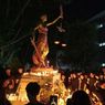 Aksi Solidaritas untuk Iko Juliant Junior, Mahasiswa Unnes Nyalakan Lilin dan Tabur Bunga