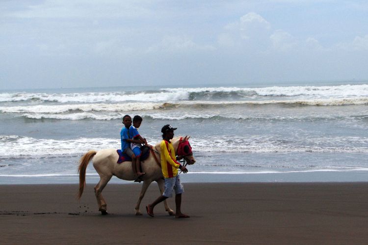 Wisatawan mengendarai kuda di Patai Widara Payung.