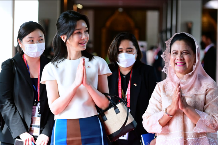 Kim Keon Hee, ibu negara Korea Selatan bersama Iriana Jokowi dalam acara G20 di Bali
