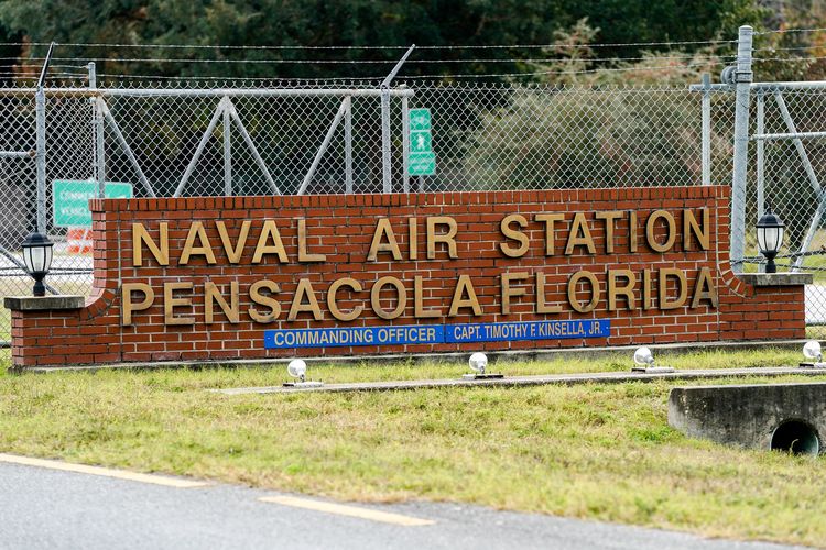 Pemandangan pintu masuk di Pangkalan AL Pensacola di Florida, AS. Penembakan terjadi pada Jumat (6/12/2019), di mana pelaku yang merupakan tentara Arab Saudi menembak dan menewaskan tiga orang.