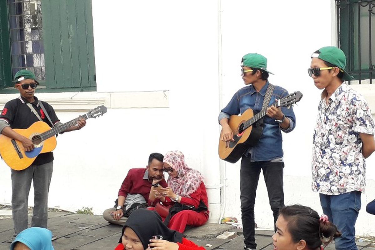 Pengamen binaan Unit Pengelolaan Kawasan (UPK) Kota Tua, Jakarta Barat saat mengamen di Taman Fatahillah pada Rabu (20/6/2018).