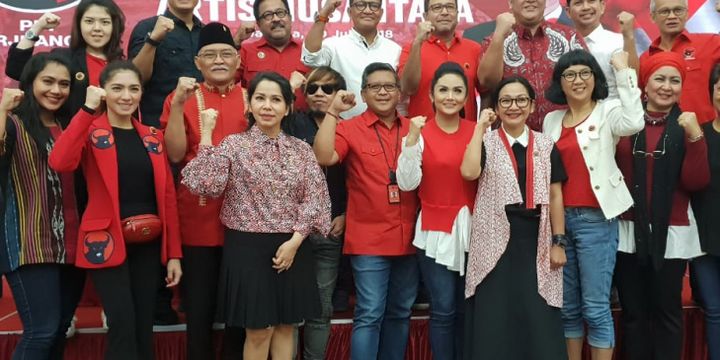 Sekjen PDI-P Hasto Kristiyanto memberikan pembekalan kepada para caleg artis yang akan diusung dalam Pemilu 2019, di Kantor DPP PDI-P, Jakarta, Senin (30/7/2018).