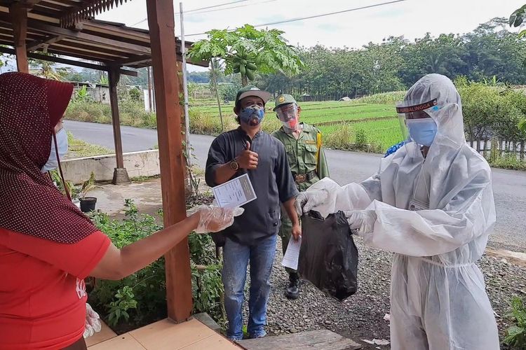 Petugas KPPS mendatangi rumah warga yang melakukan isolasi mandiri di Purbalingga, Jawa Tengah, Rabu (9/12/2020)