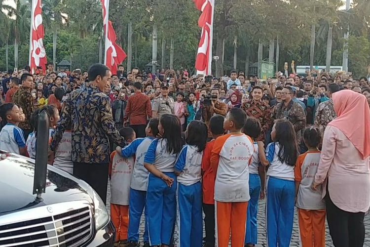 Presiden Joko Widodo dan anak-anak Sekolah Dasar berfoto bersama Presiden Jokowi di Monas, Jakarta, Minggu (27/8/2017).