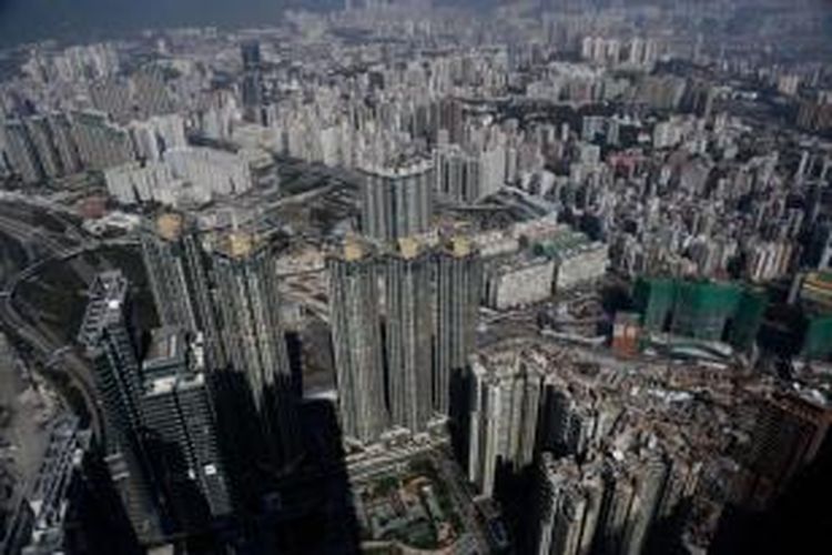 Kota Hongkong dilihat dari atas Gedung Sky 100, Kowloon, Hongkong, Jumat (31/1/2014). Hongkong saat ini memiliki populasi sekitar tujuh juta penduduk dan bangunannya didominasi dengan rusun atau apartemen.