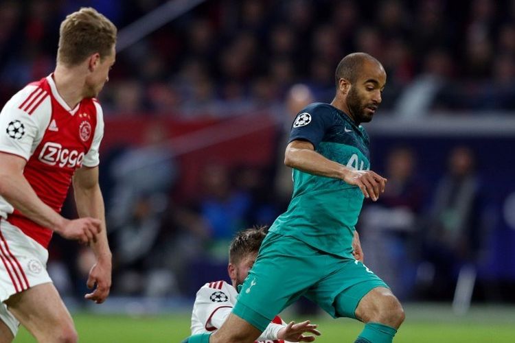 Lucas Moura mencoba melewati hadangan pemain lawan pada pertandingan Ajax Amsterdam vs Tottenham Hotspur di Johan Cruijff Arena, 8 Mei 2019.