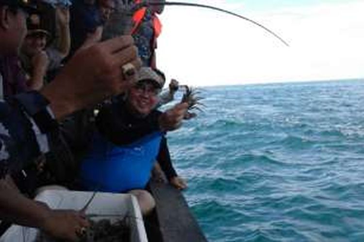 Gubernur Bengkulu, Ridwan Mukti melepaskan 1.050 lobster di laut Bengkulu