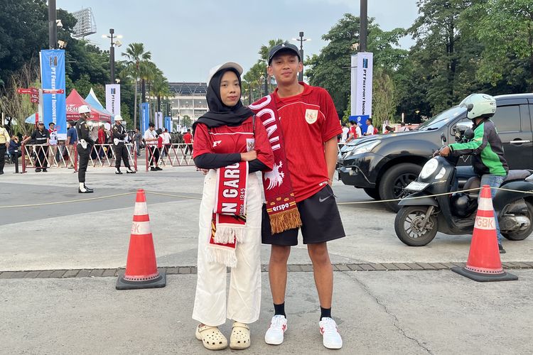 Pasangan Neila-Hafis, penonton pertandingan bola Indonesia vs China, mengenakan jersey couple di Gelora Bung Karno, Jakarta Pusat, Kamis (5/6/2025).