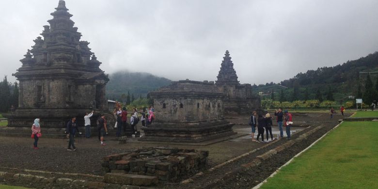 Candi Arjuna, salah satu destinasi wisata di Dataran Tinggi Dieng, Jawa Tengah yang selalu ramai dikunjungi wisatawan. Foto diambil pertengahan November 2017.