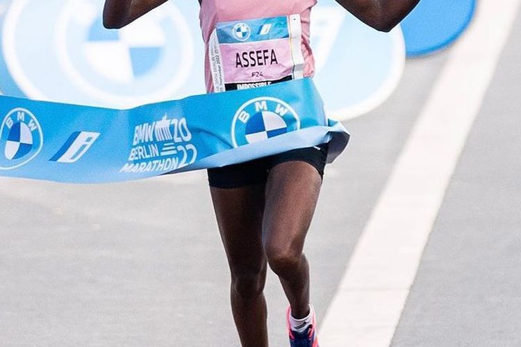 Tigist Assefa, pelari Ethiopia yang dinobatkan sebagai perempuan tercepat di dunia ketiga setelah berhasil memenangkan Berlin Marathon ke-48 