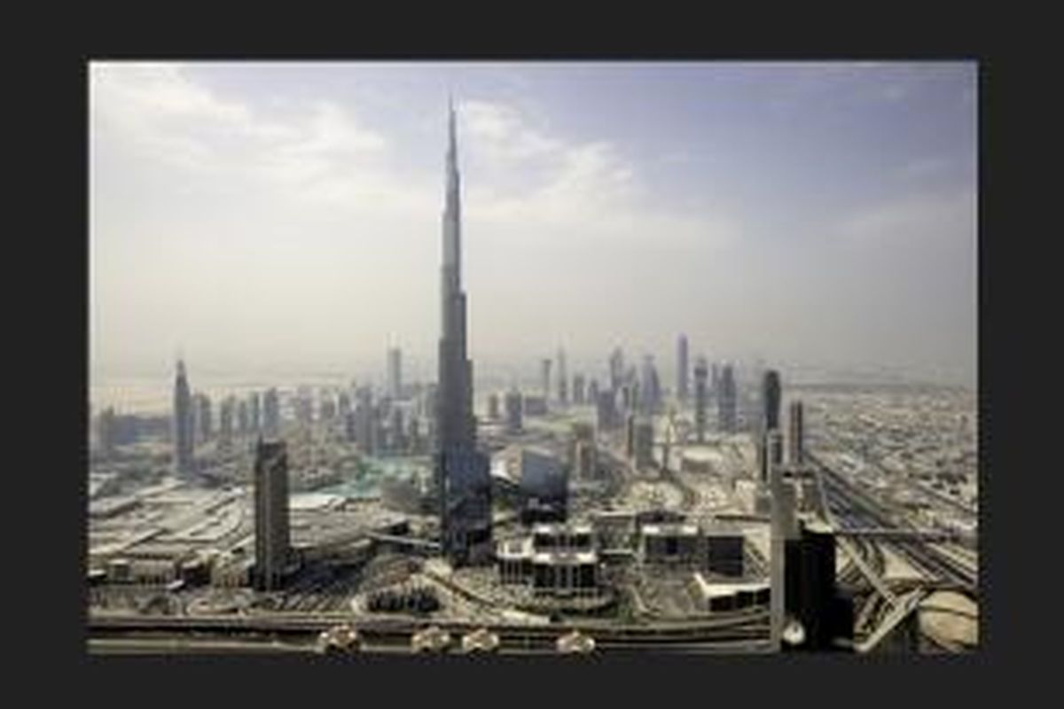 Tinggi Burj Khalifa adalah 2.717 kaki atau 828 meter dengan menara pandang terbaru yang berada pada lantai 148, yakni pada ketinggian 555.7 meter. 