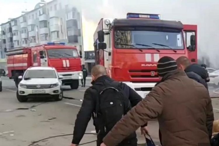 Foto ini diambil dari video yang dirilis oleh Kementerian Situasi Darurat Rusia pada 30 Desember 2023. Foto menunjukkan orang-orang yang mengevakuasi seorang korban luka setelah penembakan di Belgorod, sekitar 30 kilometer dari perbatasan dengan Ukraina. Rusia mengatakan pada 30 Desember 2023, serangan Ukraina menewaskan sedikitnya 14 orang dan melukai 108 orang di kota Belgorod.