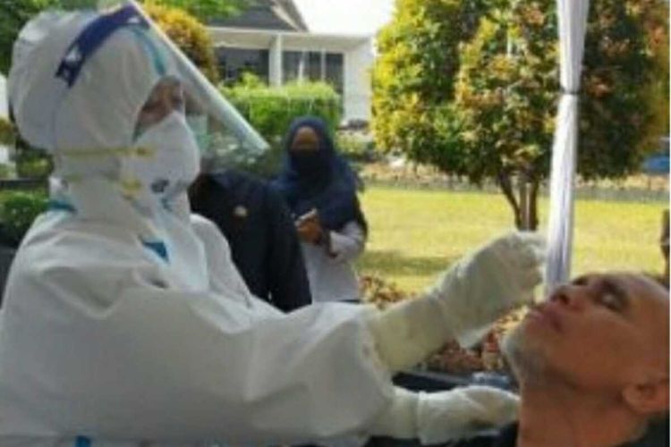 Swab massal yang dilakukan Dinas Kesehatan (Dinkes) Pekanbaru di halaman DPRD Kota Pekanbaru di Jalan Jenderal Sudirman, Pekanbaru, Selasa (25/8/2020). Dok Istimewa