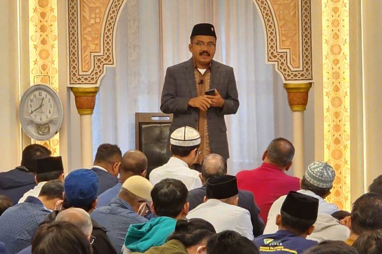 Aktivis Muhammadiyah yang juga doktor bidang kajian Islam dari Harvard, Sukidi Mulyadi, ketika menyampaikan ceramah di Masjid Indonesia Tokyo, Jepang, Jumat (7/04/2023).