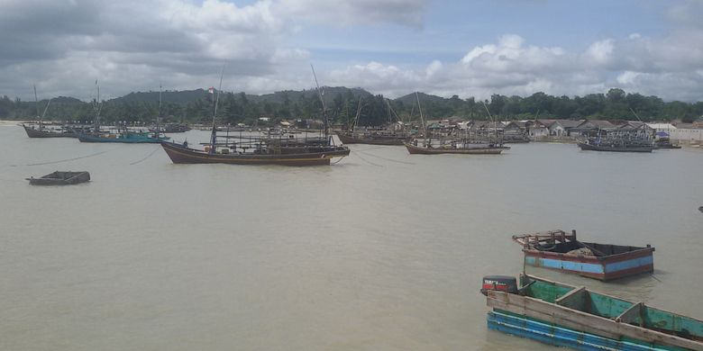 Jejeran perahu nelayan di Desa Batu Belubang, Bangka Tengah, Bangka Belitung.