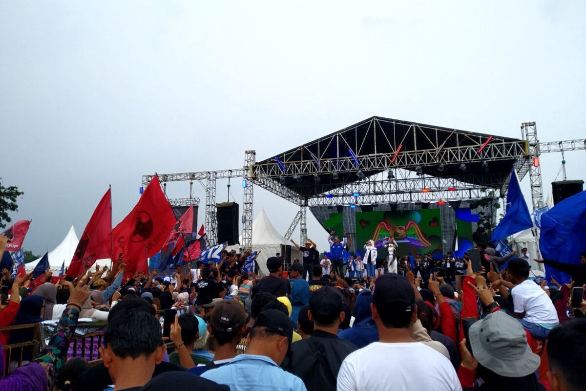 Paslon Rijanto-Beky saat berada di panggung kampanye Akbar Pilkada Kabupaten Blitar 2024 di lapangan Kelurahan Tawangsari, Kecamatan Garum, Kabupaten Blitar, Sabtu (23/11/2024)