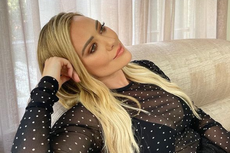 Hilary Duff Tampil Seksi Berbalut Blus Polkadot Tipis 