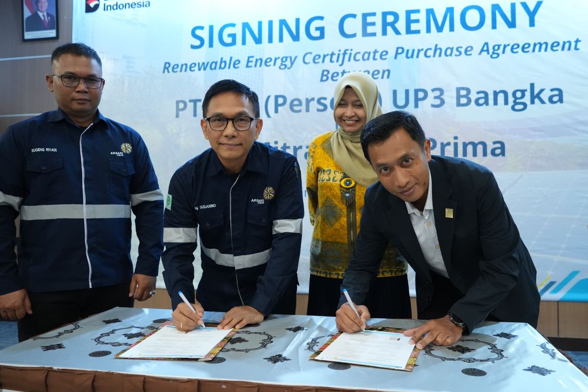 Disaksikan oleh General Manager PLN UIW Babel, Ira Savitri (dua dari kanan) dan General Manager Smelter PT MSP, Sungeng Riyadi (kiri), penandatanganan kesepakatan pembelian Renewable Energy Certificate (REC) dilakukan oleh Manager PLN UP3 Bangka, Muhammad Taufik (kanan), dan Direktur Operasional PT Mitra Stania Prima, An Sudarno (dua dari kiri) pada kamis (18/9/2025).
