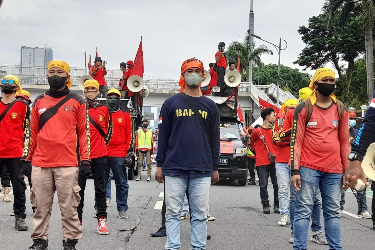 Sejumlah massa buruh melakukan aksi unjuk rasa di depan gedung DPR Jalan Gatot Subroto, Jakarta, Kamis (21/4/2022).