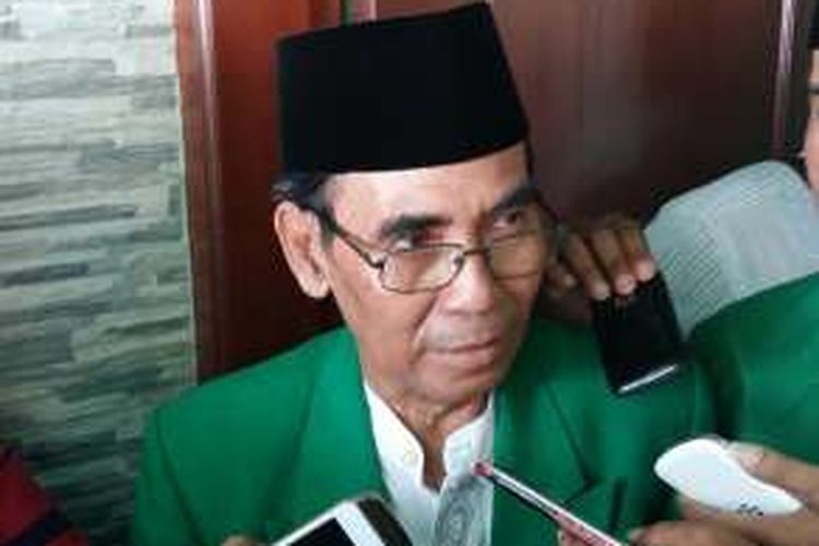 Ketua DPC PPP Pamekasan Nawawi Thoha, mengirimkankan surat pemecatan Iskandar sebagai Ketua Komisi III DPRD Pamekasan setelah tersebarnya foto syur Iskandar serta penelantaran mantan isteri dan anak kandungnya. 
