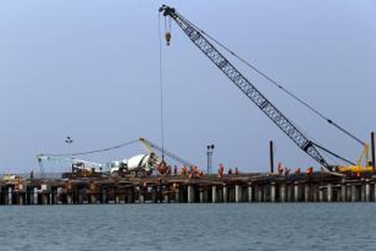 Buruh melakukan pengerjaan pembangunan Terminal Kalibaru atau yang disebut Terminal New Priok di Pelabuhan Tanjung Priok di Jakarta Utara, Rabu (20/08/2014).