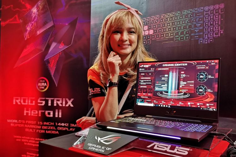 Ridha Audrey dari tim gamer Female Fighters berpose dengan laptop Asus RoG Strix GL504 Hero II.