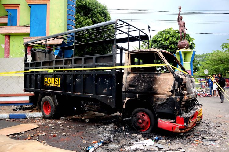 Truk milik polisi yang dibakar saat kerusuhan pertandingan pekan ke-11 Liga 1 2022-2023 Arema FC melawan Persebaya Surabaya di Stadion Kanjuruhan Kepanjen, Kabupaten Malang, Sabtu (1/9/2022) malam. 