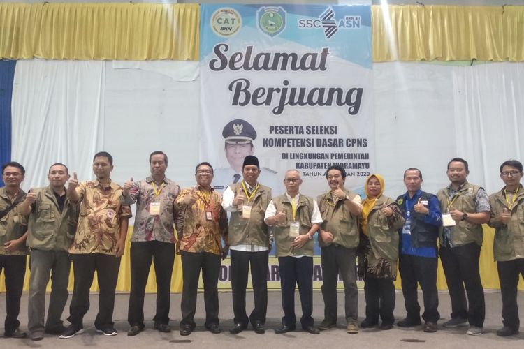 Kepala Biro Keuangan Badan Kepegawaian Negara (BKN) Wahyu memantau pelaksanaan SKD CPNS di Universitas Muhammadiyah Cirebon, Jumat (21/2/2020)