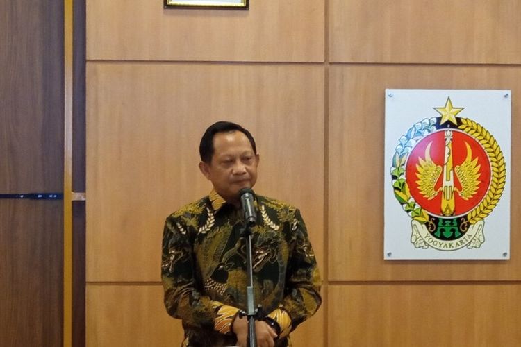 Tito Karnavian saat jumpa pers di Gedhong Pracimasono bahas soal pandemi Covid-19, Senin (1/11/2021)
