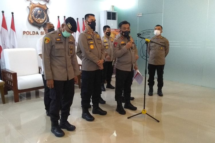 Kapolda Sumut, Irjen Pol RZ Panca Putra Simanjuntak didampingi Wakapolda Sumut Brigjend Pol dadang Hartanto dan sejumlah pejabat utama Polda Sumut membeberkan temuan dari tim yang dibentuk terkait viralnya keterangan terdakwa Ricardo Siahaan dalam persidangan yang menyeret nama Kapolrestabes Medan pada Jumat (21/1/2022) malam. Hadir juga dalam kesempatan tersebut, Kompol Oloan Siahaan dan AKP Paul Simamora.