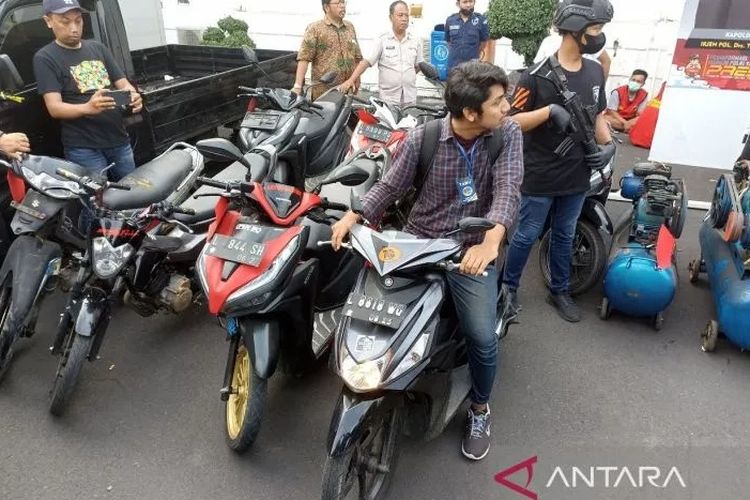 Mahasiswa Institut Sepuluh November (ITS) Surabaya Thoriq Alatas (kedua kanan) menaiki motornya yang sempat dicuri di Mapolrestabes Surabaya, Rabu (28/12/2022). ANTARA/Naufal Ammar Imaduddin