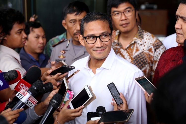 Sandiaga Uno memberikan keterangan pers seusai diperiksa di Gedung Komisi Pemberantasan Korupsi (KPK), Jakarta, Jumat (14/7/2017). Sandiaga Uno diperiksa sebagai saksi dan memberikan keterangan untuk tersangka mantan Direktur Utama PT Duta Graha Indah (DGI), Dudung Purwadi.