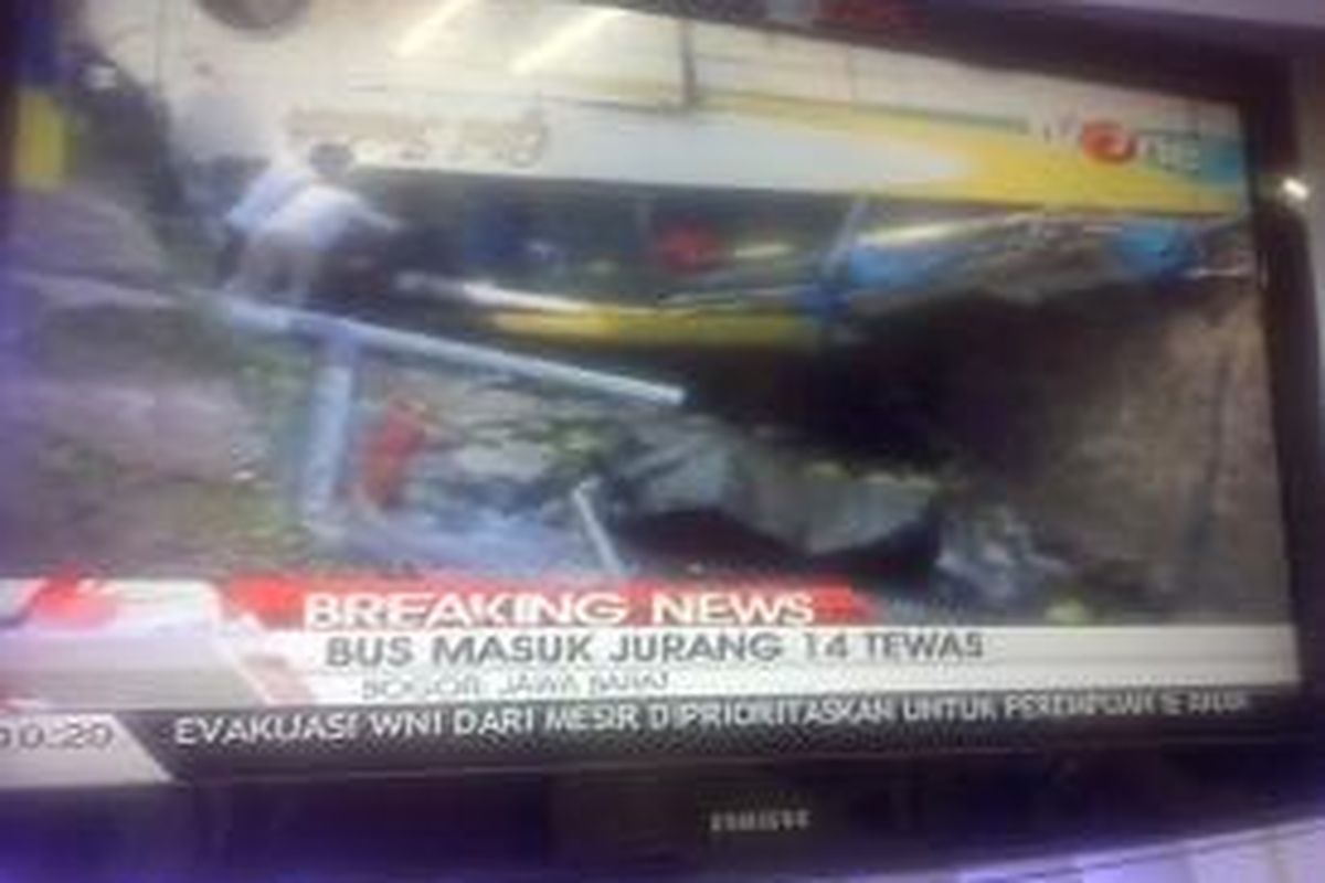 Sebuah bus pariwisata terguling dan masuk jurang di kawasan Puncak, Bogor, Rabu (21/8/2013) pagi menewaskan 15 orang penumpang.