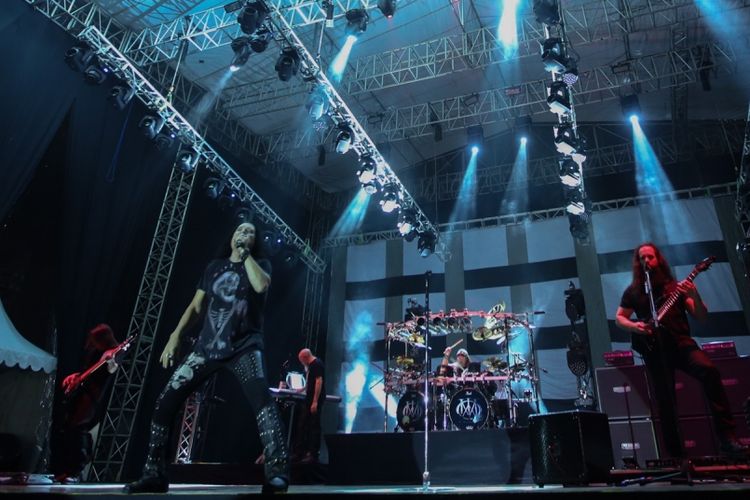 Band Dream Theater tampil di Festival Musik Rock JogjaRockarta di Stadion Kridosono, Yogyakarta, Jumat (29/9/2017). Jogjarockarta juga dimeriahkan band pembuka antara lain God Bless, Roxx, Power Metal, dan Death Vomit. KOMPAS IMAGES/KRISTIANTO PURNOMO
